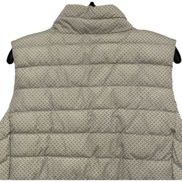 GAP Grey White Puffer Vest Large Outerwear. Zipper & Snap front buttons. Large - Picture 11 of 15